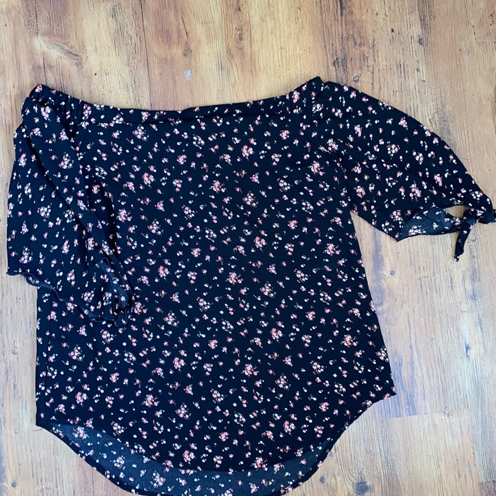 ✨Off the shoulder, 3/4 sleeve blouse.